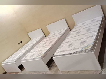 الأسّرة - فردي  - أبيض  - متضمنة المرتبة