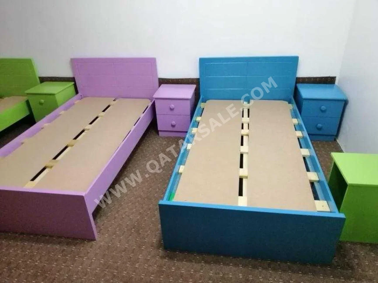 الأسّرة - فردي  - متعدد الألوان  - متضمنة المرتبة  - مع طاولة سرير جانبية