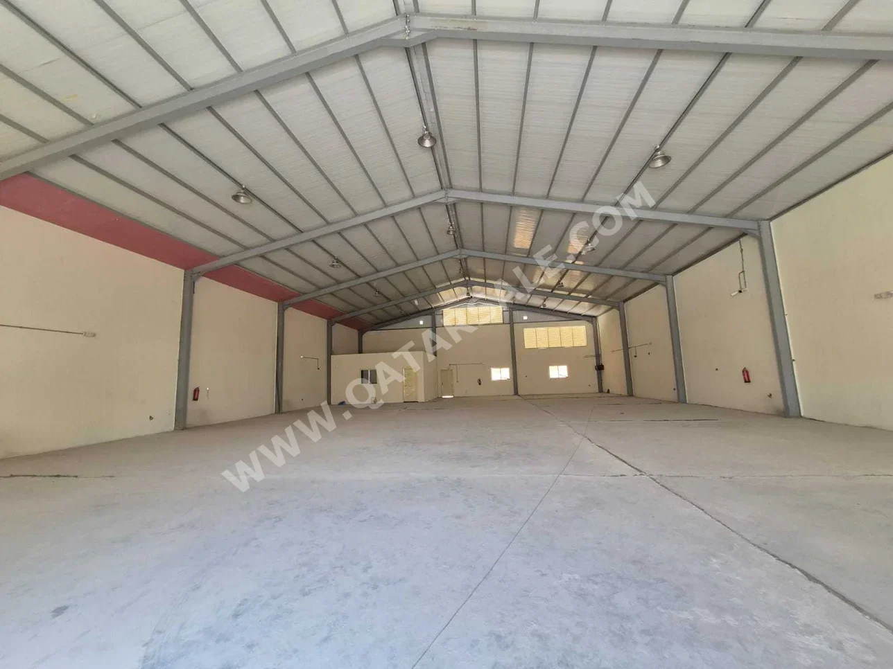 مخازن و مستودعات - الوكرة - بركة العوامر -المساحة: 5000 متر مربع