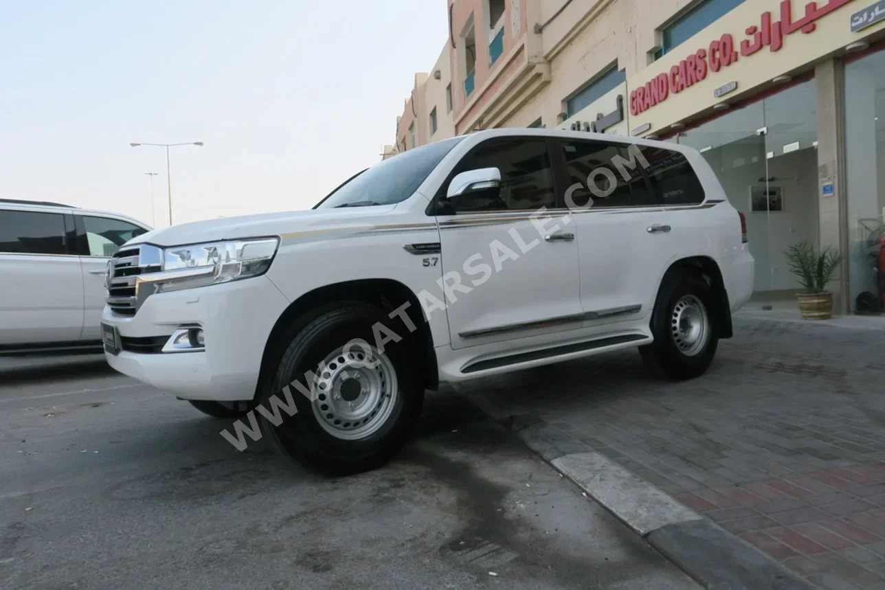 تويوتا  لاند كروزر  في اكس ار  2020  اوتوماتيك  125,000 كم  8 سلندر  دفع رباعي  اس يو في  أبيض