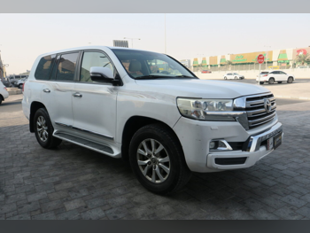 تويوتا  لاند كروزر  جي اكس ار  2017  اوتوماتيك  451,000 كم  6 سلندر  دفع رباعي  اس يو في  أبيض