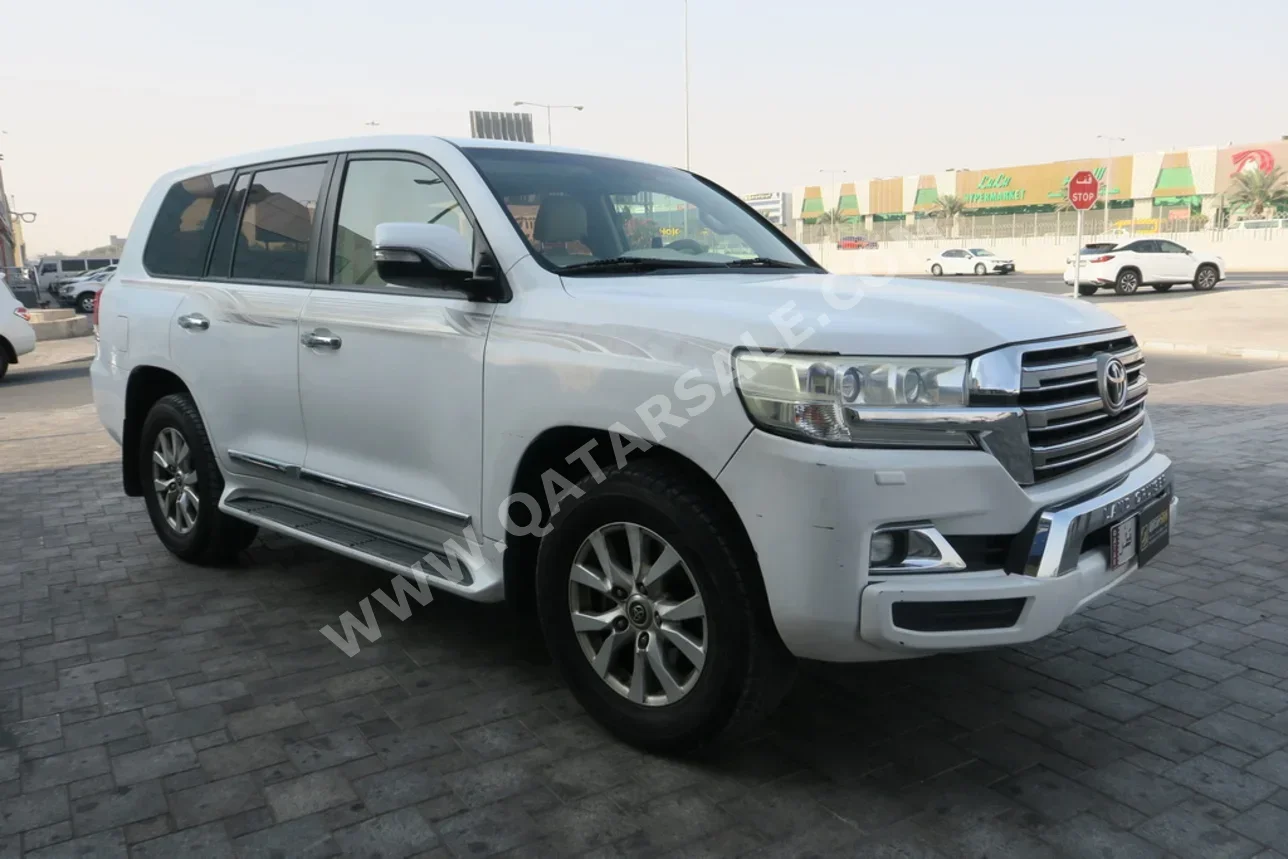Toyota Land Cruiser GXR 2017 Automatic 451,000 Km 6 Cylinder Four Wheel Drive (4WD) SUV White