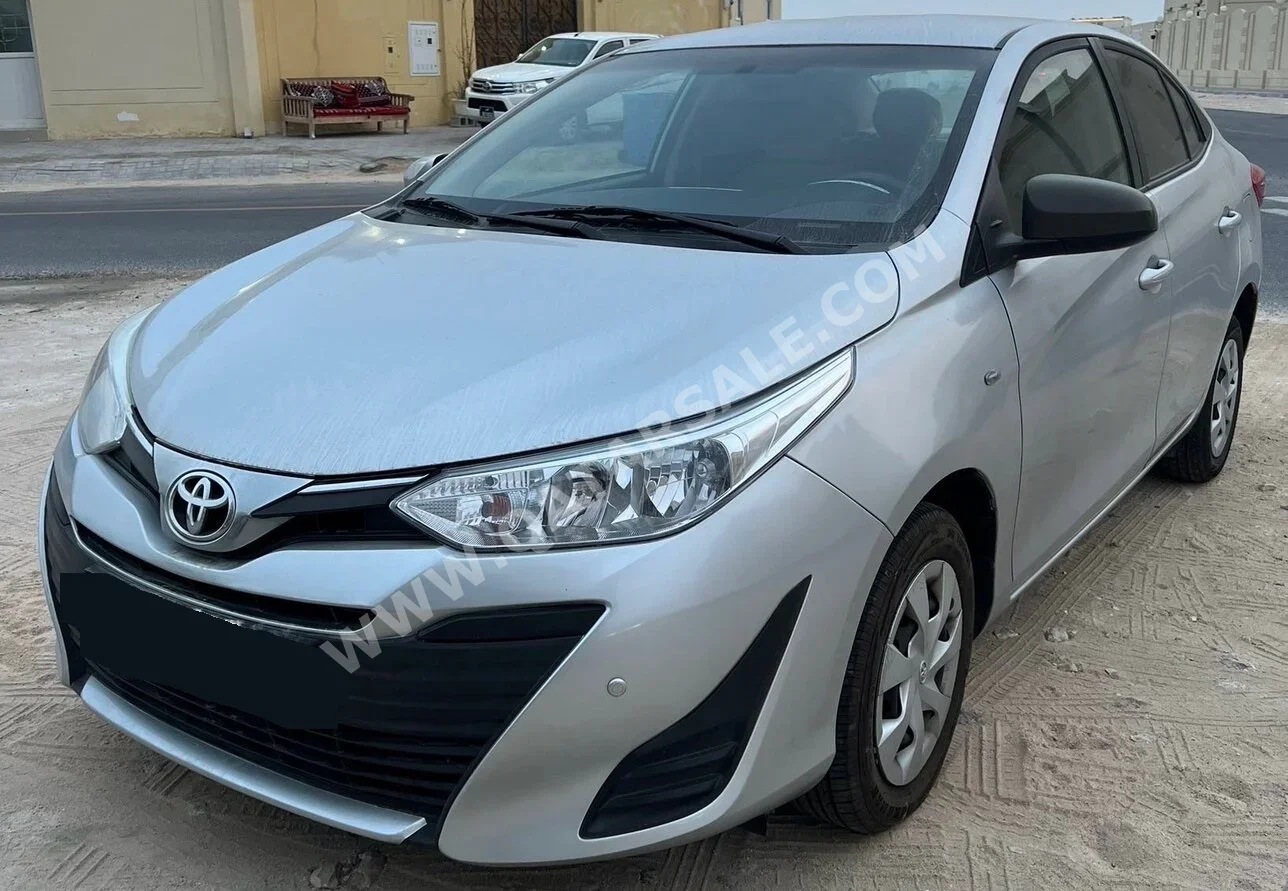 تويوتا ياريس 2020 اوتوماتيك 113,000 كم 4 سلندر سحب امامي سيدان رمادي