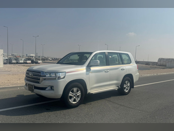Toyota Land Cruiser GXR 2017 Automatic 12,000 Km 8 Cylinder Four Wheel Drive (4WD) SUV White