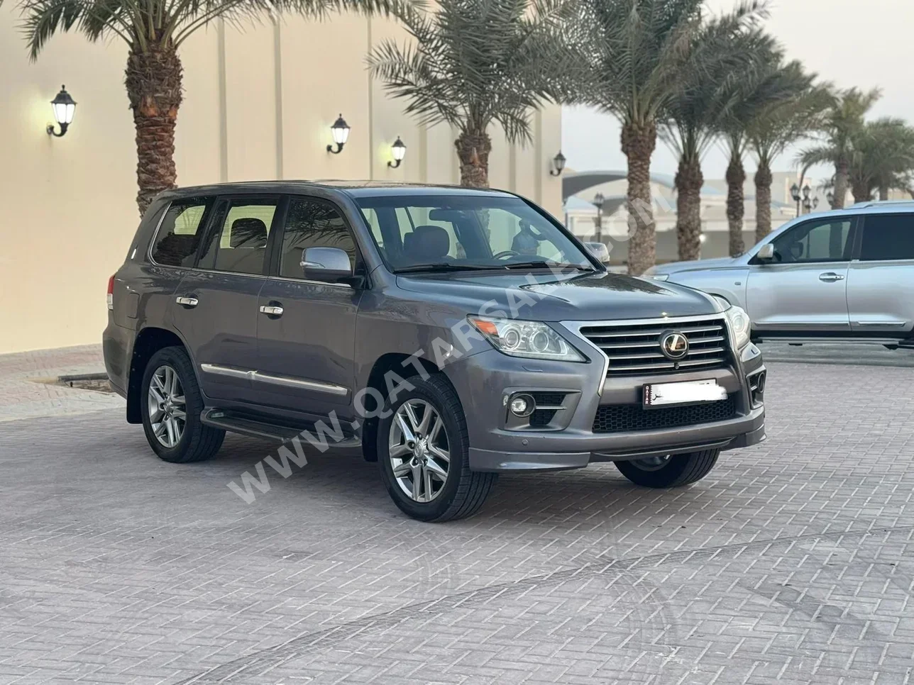 لكزس  ال اكس  570  2014  اوتوماتيك  275,000 كم  8 سلندر  دفع رباعي  اس يو في  رمادي