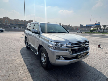 تويوتا  لاند كروزر  في اكس ار  2020  اوتوماتيك  300,000 كم  8 سلندر  دفع رباعي  اس يو في  فضي