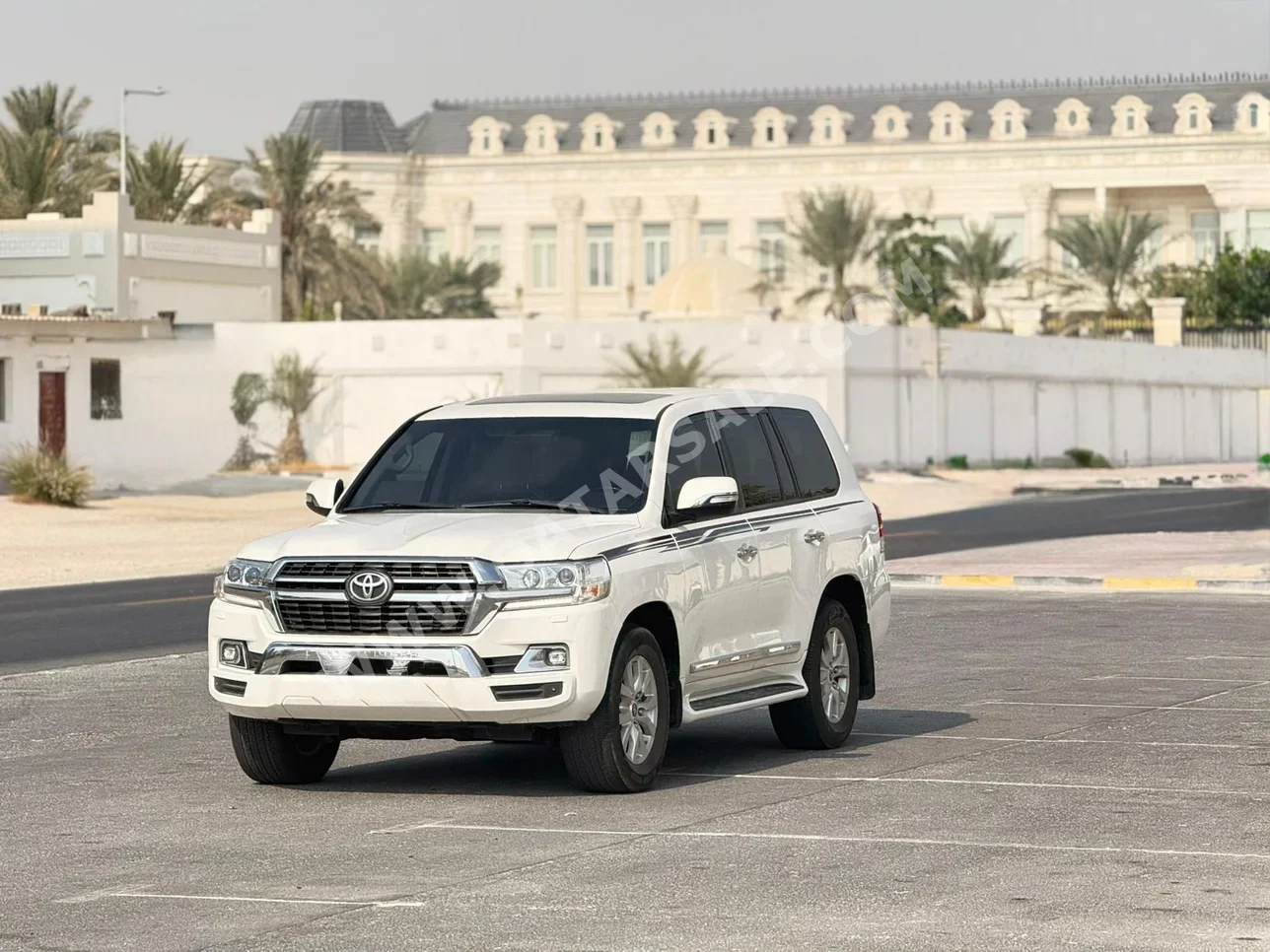 تويوتا  لاند كروزر  جي اكس ار  2020  اوتوماتيك  200,000 كم  8 سلندر  دفع رباعي  اس يو في  أبيض