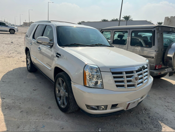 Cadillac Escalade 2013 Automatic 210,000 Km 8 Cylinder Four Wheel Drive (4WD) SUV White