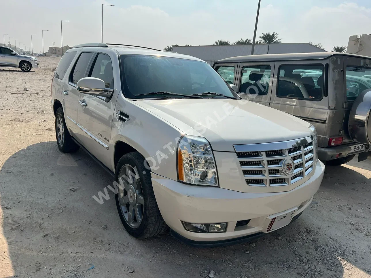 Cadillac Escalade 2013 Automatic 210,000 Km 8 Cylinder Four Wheel Drive (4WD) SUV White