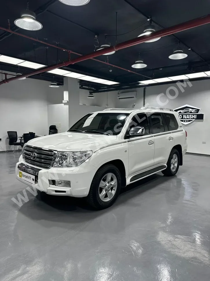 تويوتا  لاند كروزر  في اكس ار  2011  اوتوماتيك  96,400 كم  8 سلندر  دفع رباعي  اس يو في  أبيض