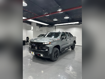 Chevrolet  Silverado  Trail Boss  2020  Automatic  99,900 Km  8 Cylinder  Four Wheel Drive (4WD)  Pick Up  Gray
