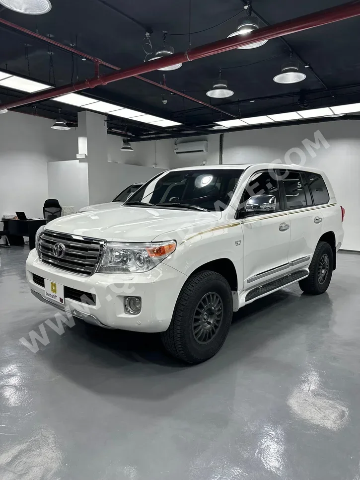 تويوتا  لاند كروزر  في اكس ار  2015  اوتوماتيك  324,900 كم  8 سلندر  دفع رباعي  اس يو في  أبيض