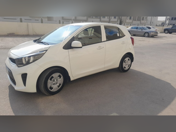 كيا بكانتو 2022 اوتوماتيك 133,000 كم 4 سلندر سحب امامي سيدان أبيض