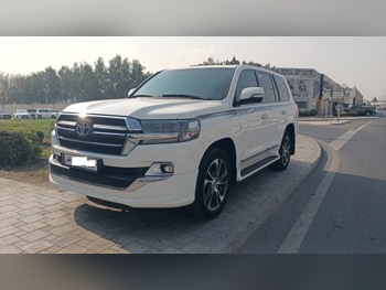 Toyota  Land Cruiser  GXR- Grand Touring  2020  Automatic  31,000 Km  8 Cylinder  Four Wheel Drive (4WD)  SUV  White