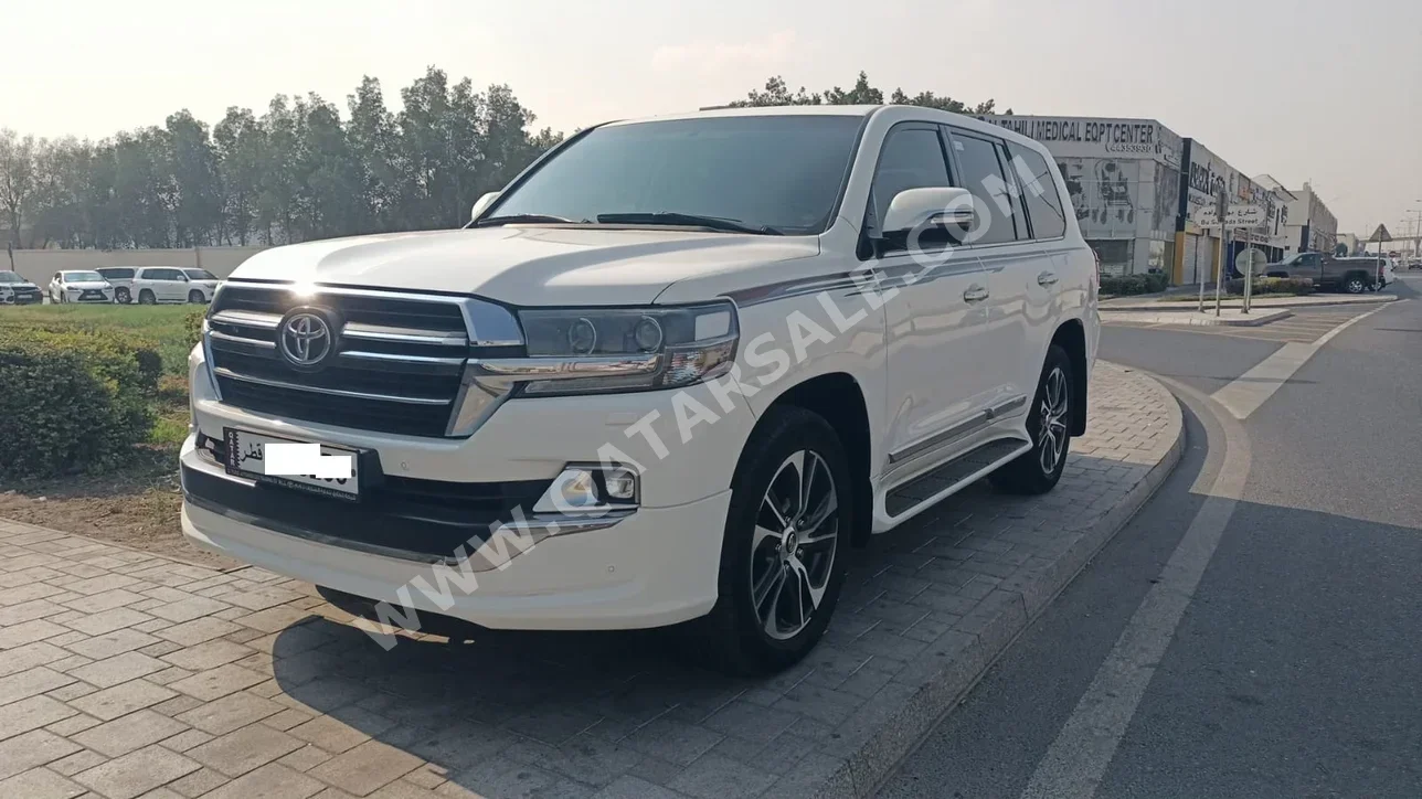 تويوتا  لاند كروزر  جي اكس ار - غراند تورينغ  2020  اوتوماتيك  31,000 كم  8 سلندر  دفع رباعي  اس يو في  أبيض
