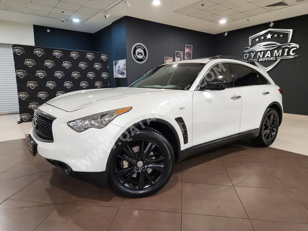 انفنيتي كيو اكس 70 2017 اوتوماتيك 152,000 كم 6 سلندر دفع رباعي اس يو في أبيض