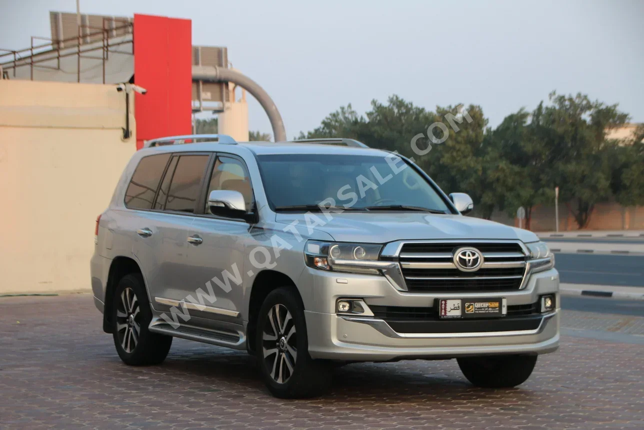تويوتا  لاند كروزر  جي اكس ار  2019  اوتوماتيك  103,000 كم  6 سلندر  دفع رباعي  اس يو في  فضي
