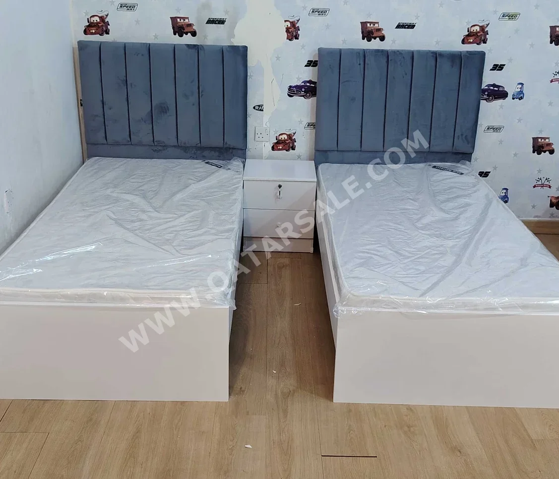 الأسّرة - فردي  - اللون الرمادي  - متضمنة المرتبة  - مع طاولة سرير جانبية