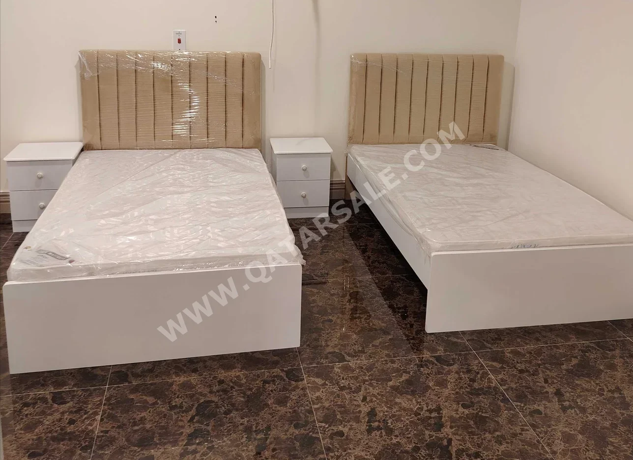 الأسّرة - فردي  - الأصفر  - متضمنة المرتبة  - مع طاولة سرير جانبية