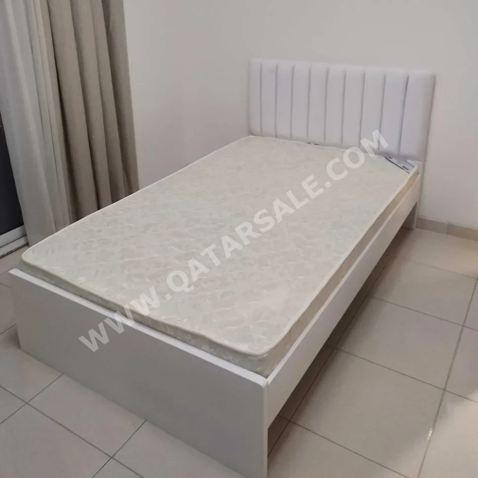 الأسّرة - فردي  - أبيض  - متضمنة المرتبة