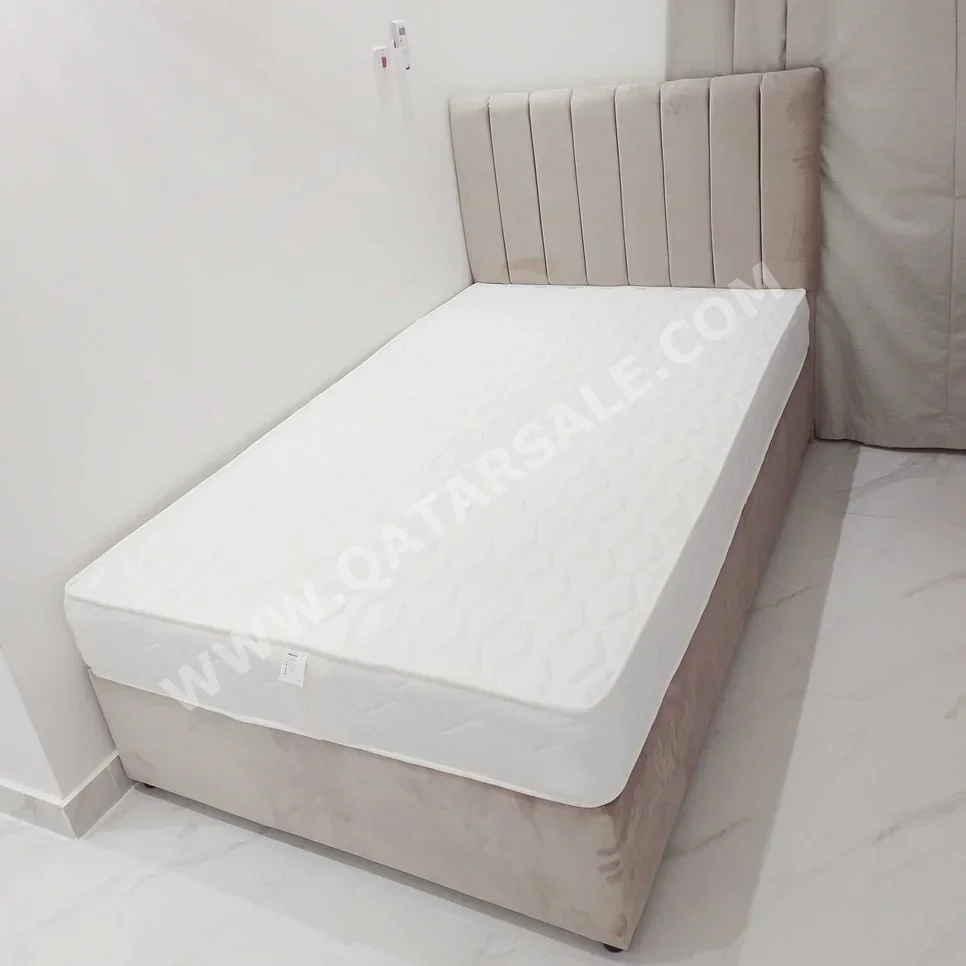 الأسّرة - فردي  - اللون الرمادي  - متضمنة المرتبة