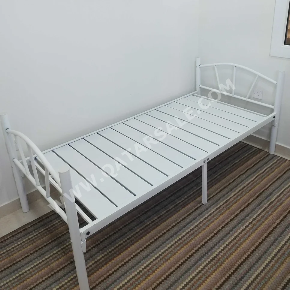 الأسّرة - فردي  - أبيض  - متضمنة المرتبة