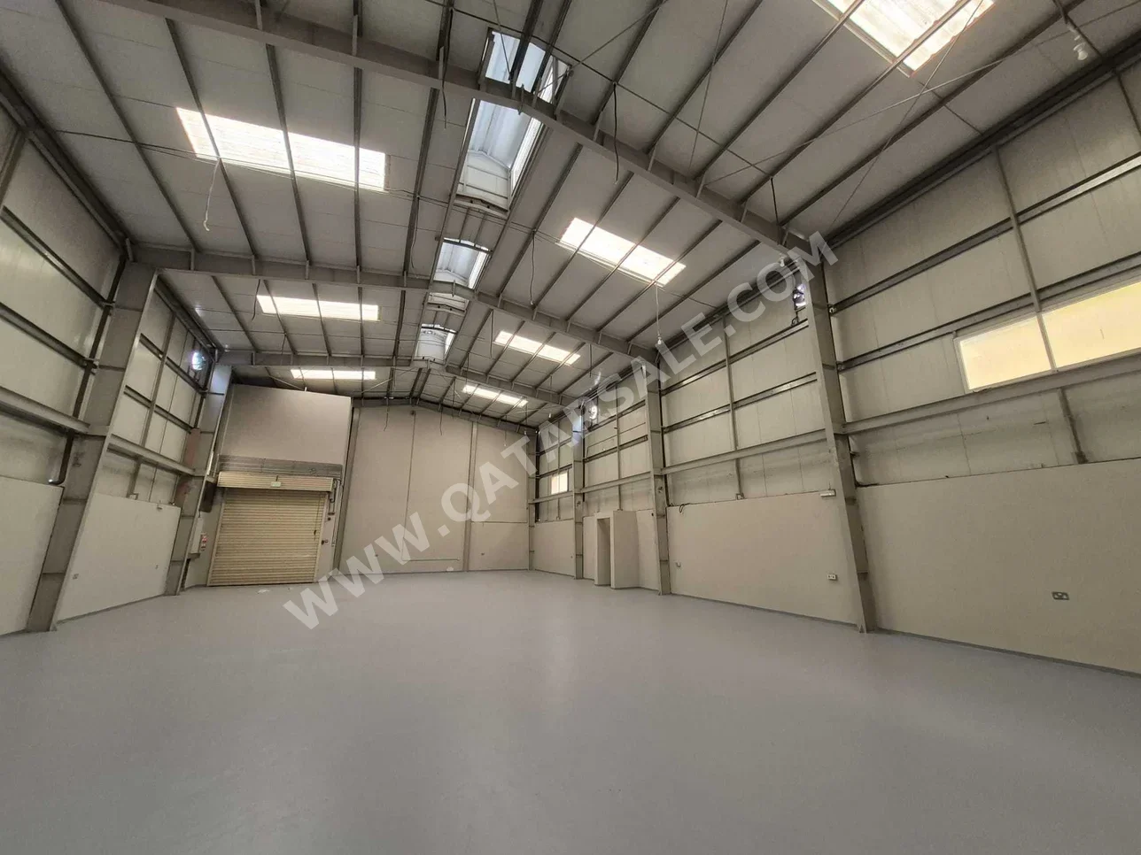 Warehouses & Stores - Al Wakrah - Wadi Aba Seleel -Area Size: 1000 Square Meter