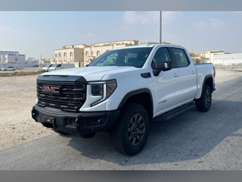 جي ام سي سييرا أي تي 4 أكس 2025 اوتوماتيك 10,000 كم 8 سلندر دفع رباعي بيكب أبيض تحت الضمان