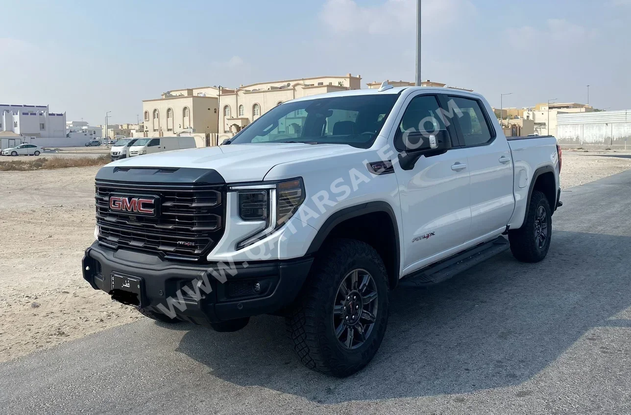 جي ام سي سييرا أي تي 4 أكس 2025 اوتوماتيك 10,000 كم 8 سلندر دفع رباعي بيكب أبيض تحت الضمان