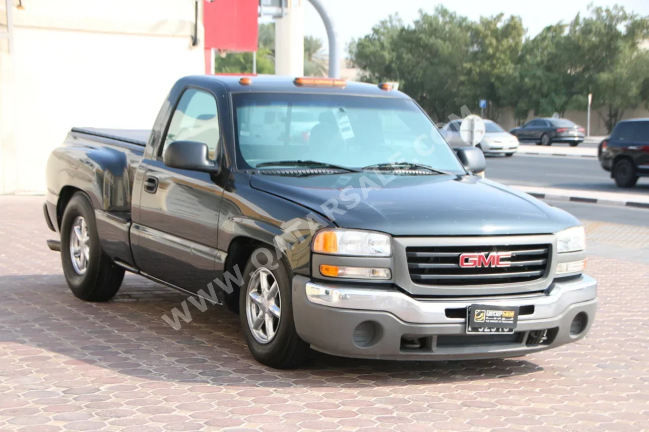 GMC Sierra 1500 2003 Manual 163,000 Km 8 Cylinder Four Wheel Drive (4WD) Pick Up Dark Gray