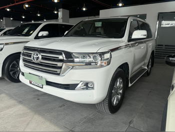 تويوتا  لاند كروزر  جي اكس ار  2020  اوتوماتيك  250,000 كم  6 سلندر  دفع رباعي  اس يو في  أبيض