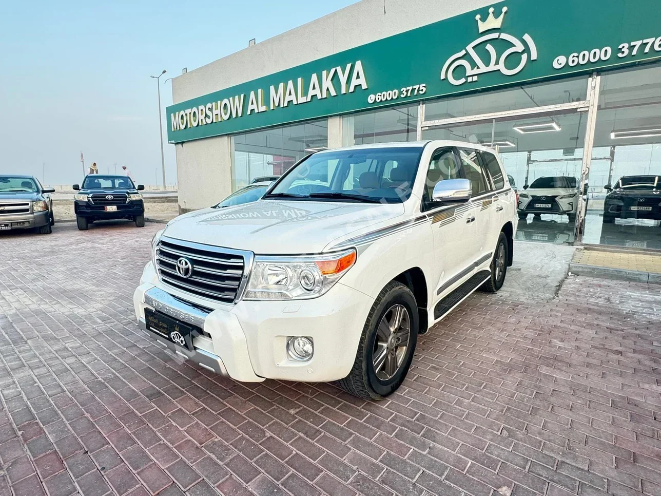 Toyota Land Cruiser GXR 2015 Automatic 301,000 Km 8 Cylinder Four Wheel Drive (4WD) SUV White