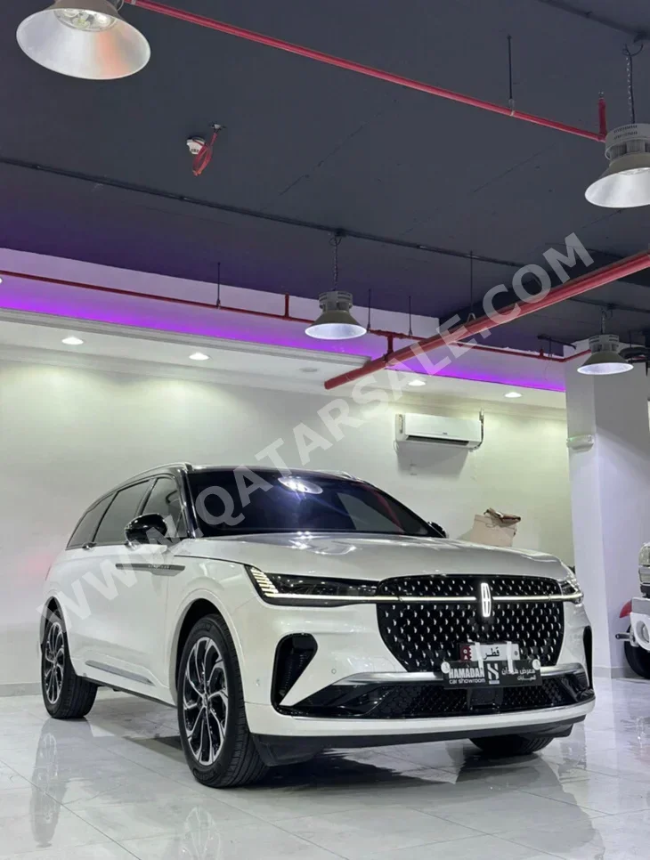 لنكولن نيتلس تيربو 2.7 2024 اوتوماتيك 24,000 كم 4 سلندر دفع رباعي اس يو في أبيض تحت الضمان