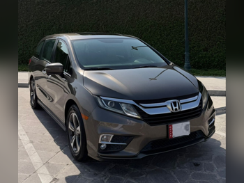 هوندا  أوديسي  2019  اوتوماتيك  64,000 كم  6 سلندر  سحب امامي  فان \ باص  رمادي