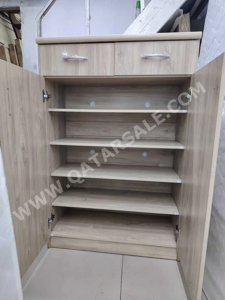 رفوف وخزانات الأحذية