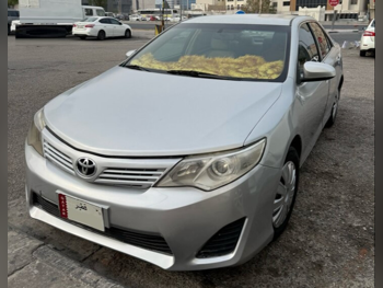 تويوتا كامري جي ال 2014 اوتوماتيك 300,000 كم 4 سلندر سيدان فضي تحت الضمان