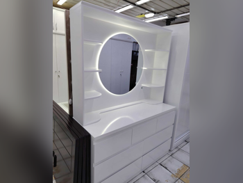 خزائن ودواليب الملابس والزينة - دوحة فيرنيتشر  - طاولة زينة ، مرآة ، كرسي و وحدتا رفوف  - أبيض