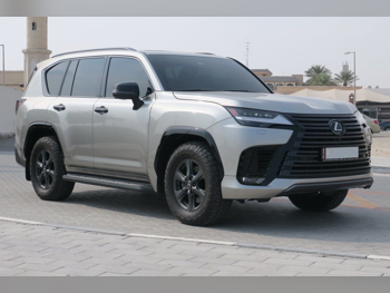 لكزس  ال اكس  600 اوفرتريل  2025  اوتوماتيك  5,400 كم  6 سلندر  دفع رباعي  اس يو في  سونيك تايتينيم  تحت الضمان