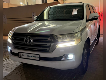 تويوتا لاند كروزر في اكس ار 2010 اوتوماتيك 580,000 كم 8 سلندر دفع رباعي اس يو في أبيض