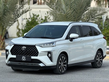 تويوتا فيلوز 2024 اوتوماتيك 76,000 كم 4 سلندر سحب امامي اس يو في أبيض تحت الضمان