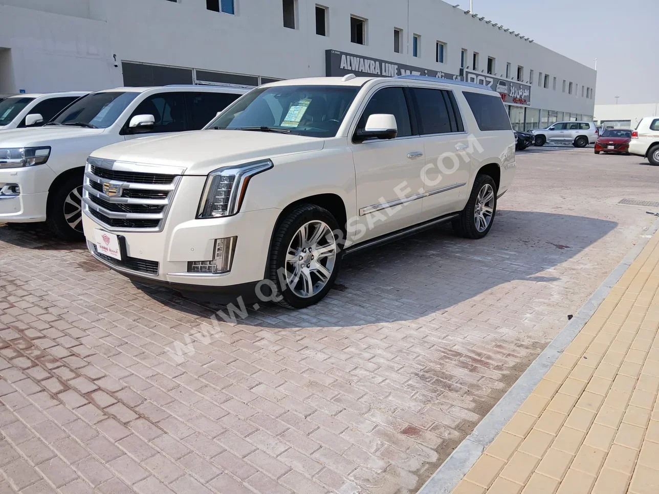 Cadillac  Escalade  2015  Automatic  170,000 Km  8 Cylinder  Four Wheel Drive (4WD)  SUV  White