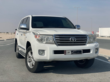 تويوتا لاند كروزر في اكس ار 2013 اوتوماتيك 313,000 كم 8 سلندر دفع رباعي اس يو في أبيض