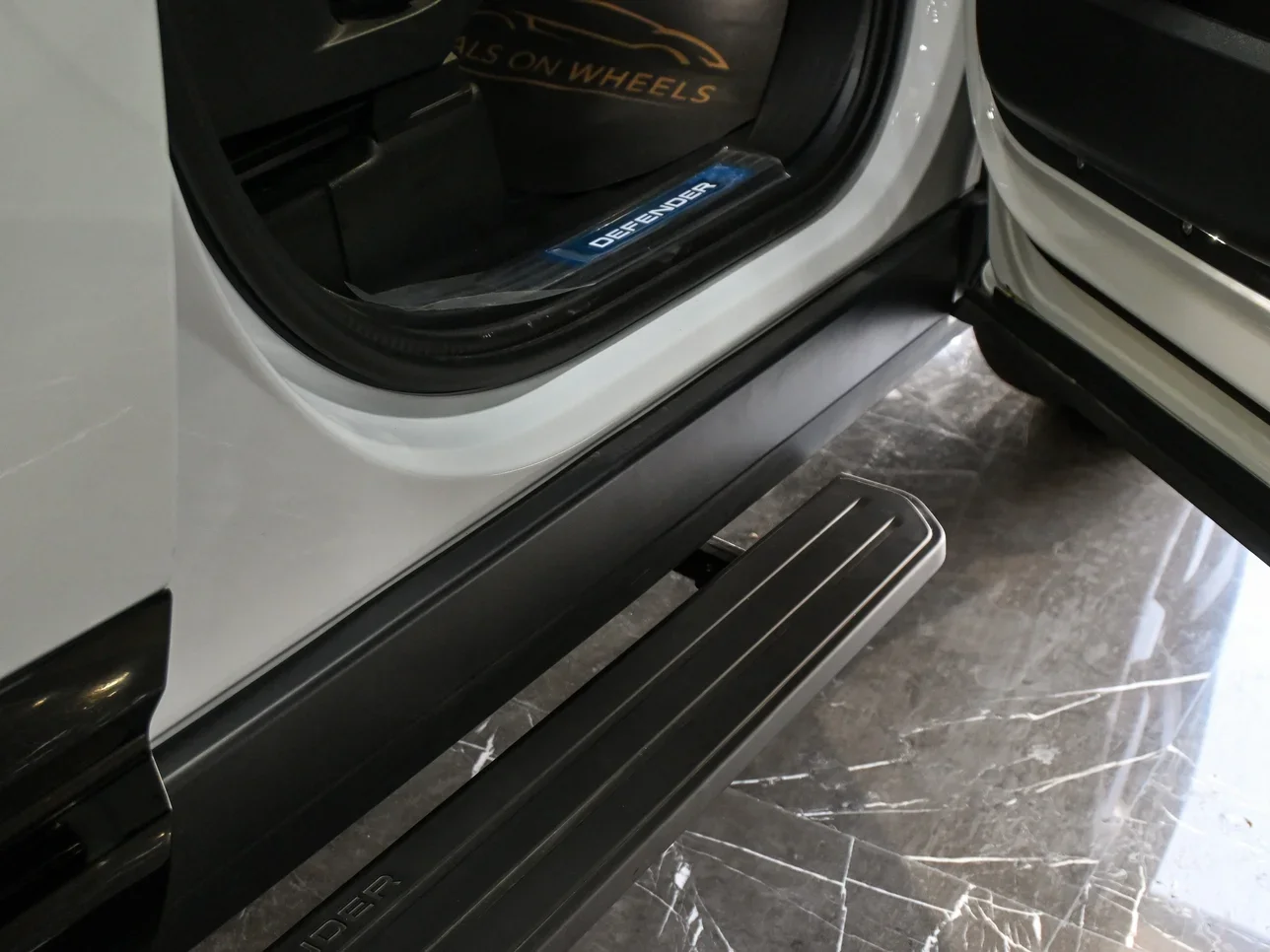 لاند روفر ديفيندر 110 اكس داينمك اتش اس اي 2026 اوتوماتيك 0 كم 6 سلندر دفع رباعي اس يو في رمادي تحت الضمان