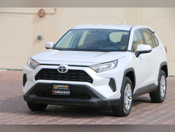 تويوتا راف 4 2024 اوتوماتيك 35,400 كم 4 سلندر دفع رباعي اس يو في أبيض تحت الضمان