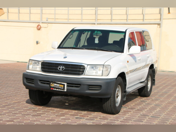تويوتا لاند كروزر جي اكس 2001 عادي 707,000 كم 6 سلندر دفع رباعي اس يو في أبيض