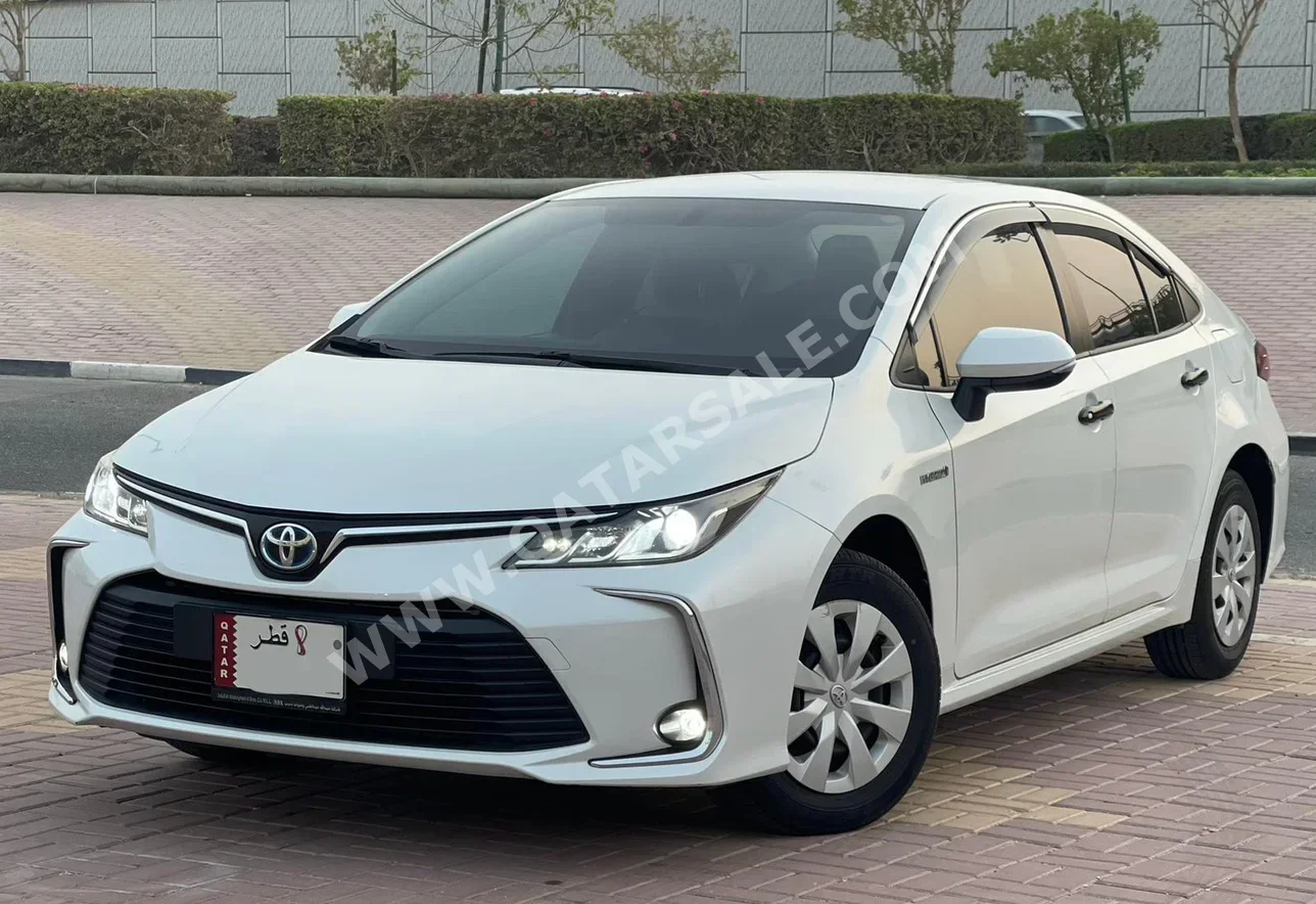 Toyota Corolla Hybrid 2022 Automatic 84,000 Km 4 Cylinder Front Wheel Drive (FWD) Sedan White With Warranty