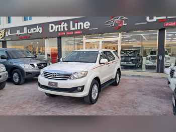 Toyota  Fortuner  2014  Automatic  200,000 Km  4 Cylinder  Four Wheel Drive (4WD)  SUV  White