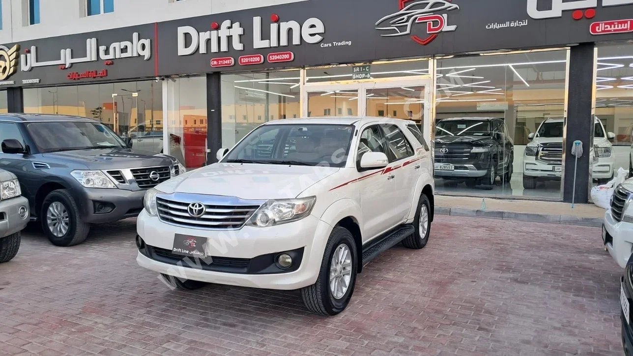 تويوتا  فورشنر  2014  اوتوماتيك  200,000 كم  4 سلندر  دفع رباعي  اس يو في  أبيض