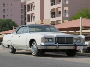 فورد  كراند ماركيز  1978  اوتوماتيك  88,000 كم  8 سلندر  دفع خلفي  كلاسك  أبيض