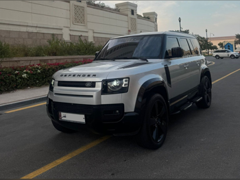لاند روفر ديفيندر 110 اتش اس اي 2022 اوتوماتيك 70,000 كم 6 سلندر دفع رباعي اس يو في فضي تحت الضمان